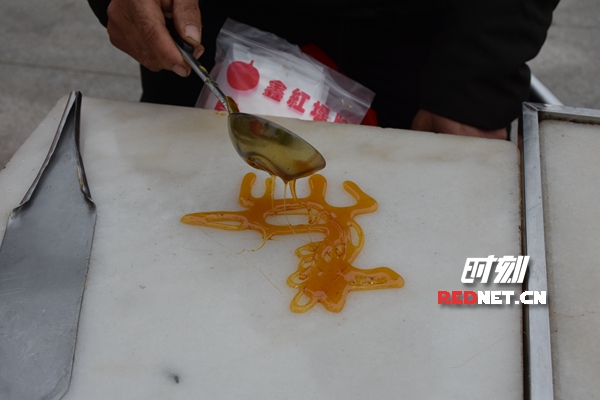 吃元宵猜灯谜社区居民载歌载舞,晃元宵猜灯谜家门口感受元宵味