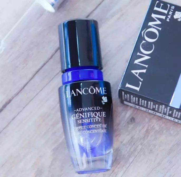 女性紧致抗氧化精华,既能修护肌肤屏障又能抗老的精华