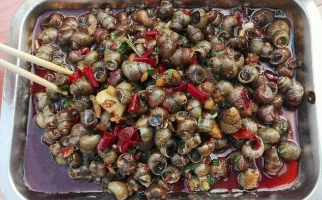 武汉一女学生拿着10块钱去买好吃的，竟然被。。。