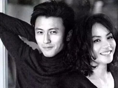 王菲谢霆锋甜蜜相处,王菲谢霆锋十指紧扣大秀恩爱