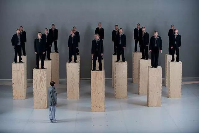 YT现场｜与三吨黏土共舞？艺术家如何让剧院变身作品的舞台