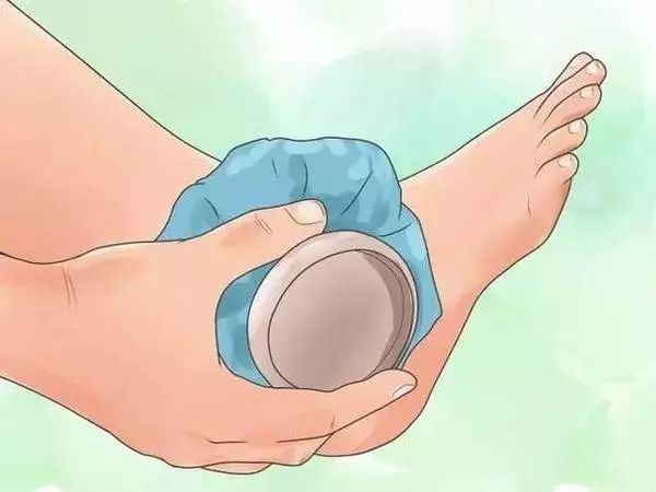 疼！家长们注意：熊孩子这样玩，钢丝刺穿右手中指！