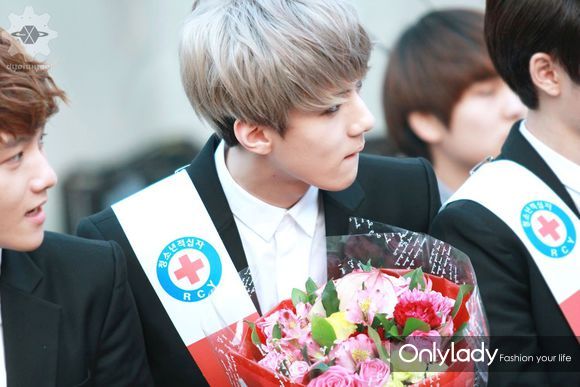 李宇春短发帅气一身黑衣服,李宇春剪头发短发