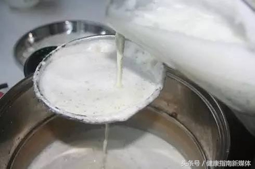 煮豆浆时的泡沫有没有毒,煮豆浆时上面的浮沫有用吗