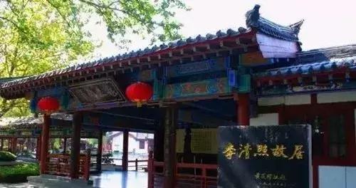 她借酒消愁：怎一个愁字了得；却醉词发问：知否？应是绿肥红瘦