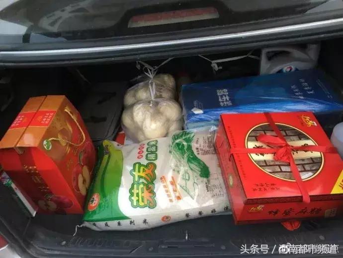 “我妈可能觉着我在外面会饿死！”打开返程后备箱，暖心又扎心！
