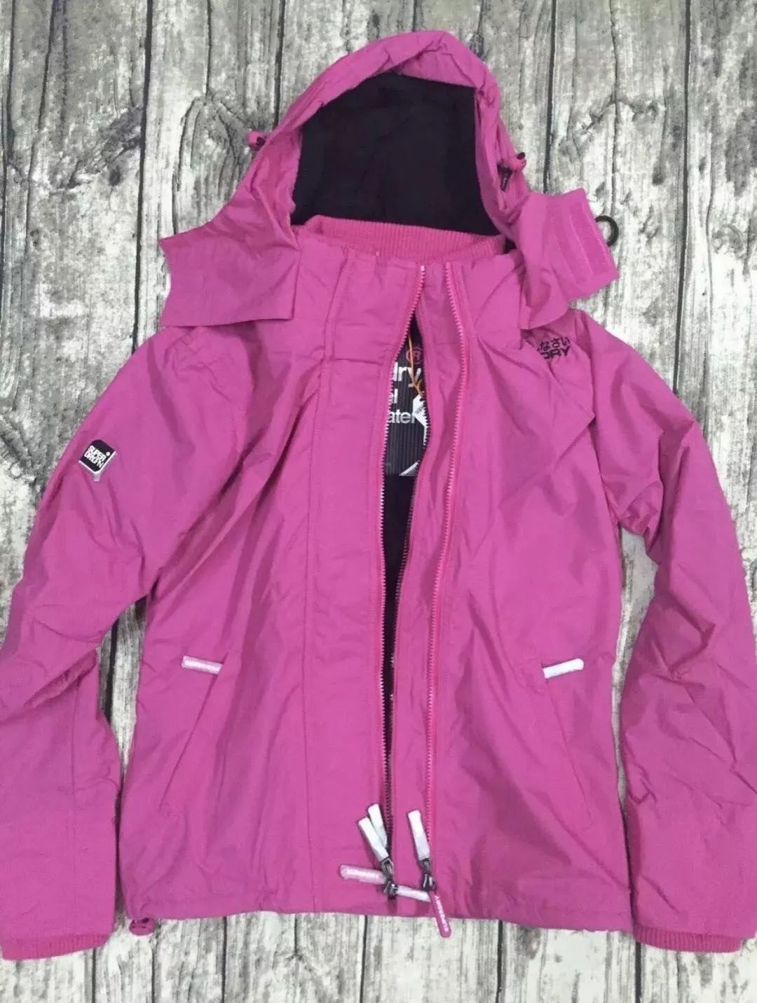 尴尬了！大妈问：外套是哪一家公司的制服？「极度干燥」突然爆红