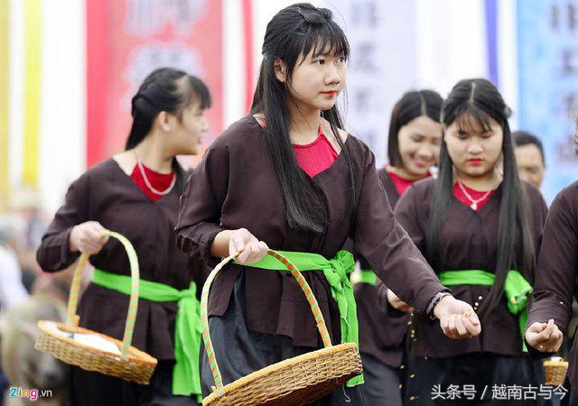 越南最重视的春节庙会，古代皇帝和现代国家元首都亲自下田干活