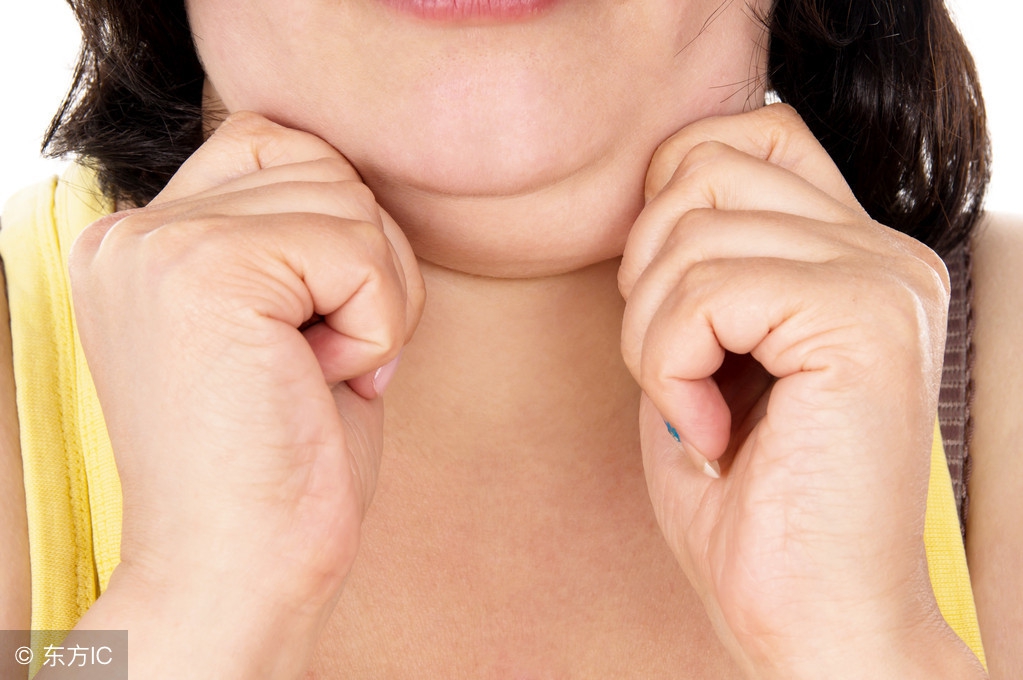 中医教你消除双下巴视频,教你一招告别双下巴