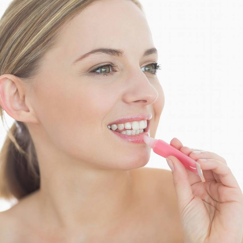 唇膏不好会怎么样,唇膏选择滋润不沾杯