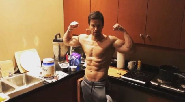 好莱坞巨星马克·沃尔伯格否认使用类固醇，坚称是自然健身！