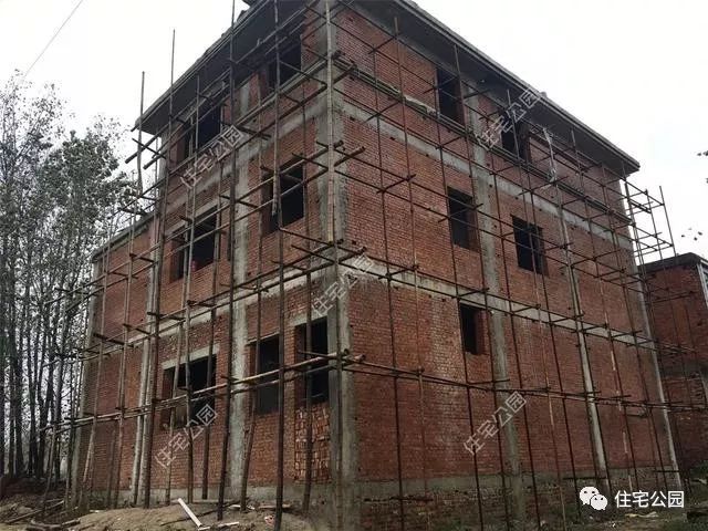 农村建房做真石漆的步骤,农村建房包工头不干了