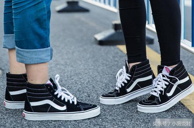 什么牌子的小黑鞋好穿又好看,小白鞋和小黑鞋