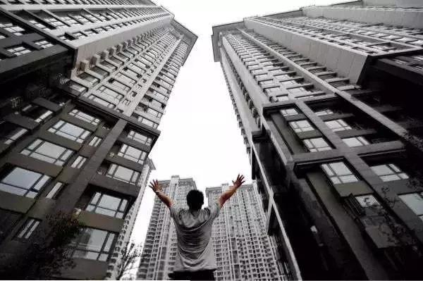 变革！中介费买卖双方共担，等待抄底的人们怕要失望啦！