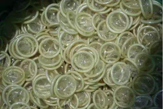 脏硅油浸泡、徒手包装!这样的“名牌”避孕套,你敢用吗?