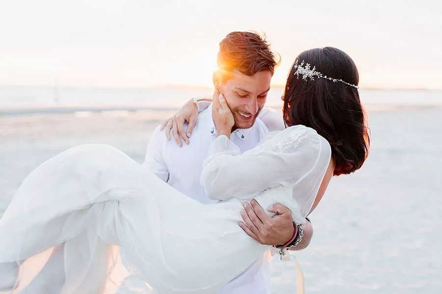 室外拍婚纱照pose的技巧,今年最流行的婚纱照姿势