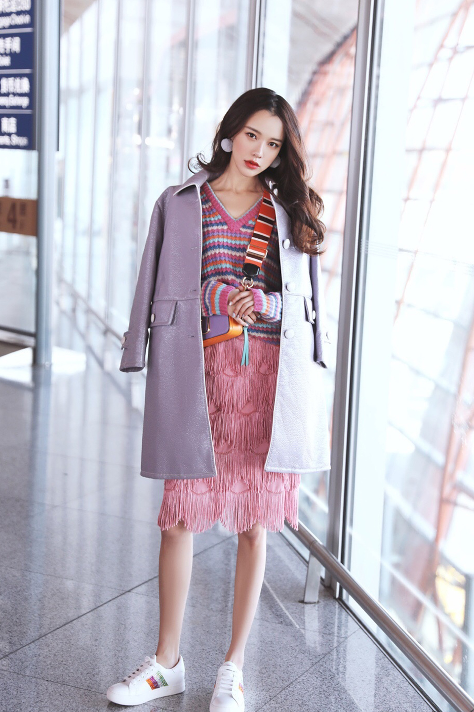 黄一琳丸子头黑色短裙,黄一琳白色牛仔裙