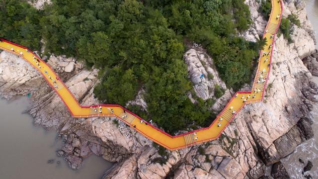 我带着你你带着钱咱们一起去旅行,我带着钱你带着我一起去旅行