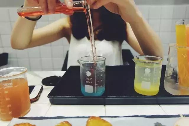 咖啡馆吃麻辣烫,咖啡馆里喝咖啡