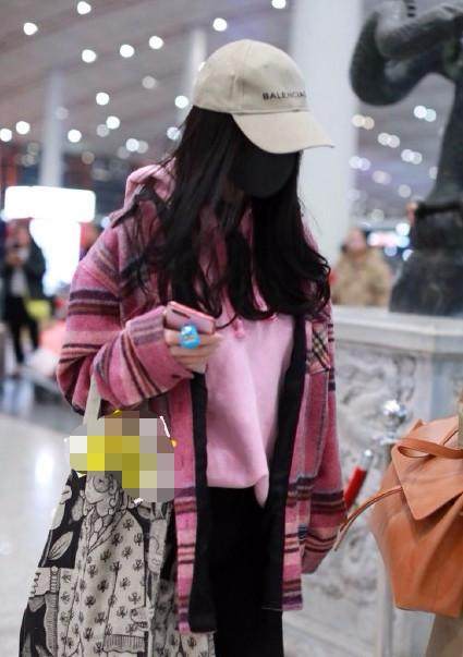 杨幂元宵节机场,杨幂出席活动腿细成竹竿