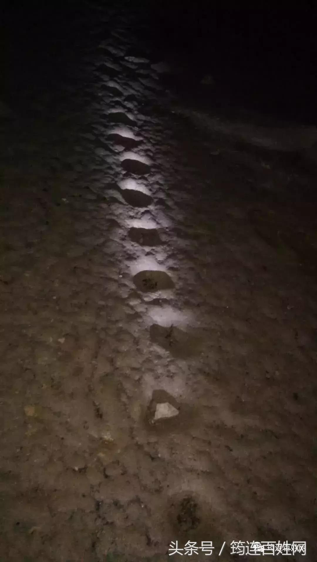 贵州女子探洞,贵州姑娘探山洞