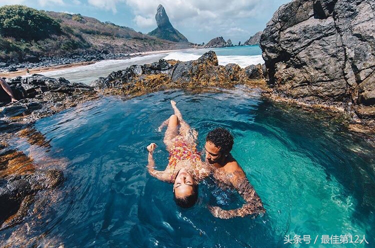 内马尔弯腰亲吻足球照片,世界杯内马尔花式翻滚