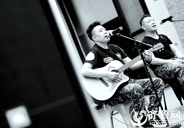 抖音济南网红组合,济南很火的网红组合在车里唱