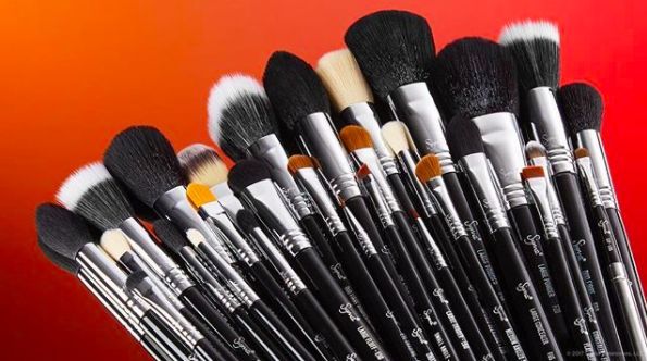 爆红网络靠一头绿发？让80万人沦陷的绝世美颜，竟是靠化妆台上的