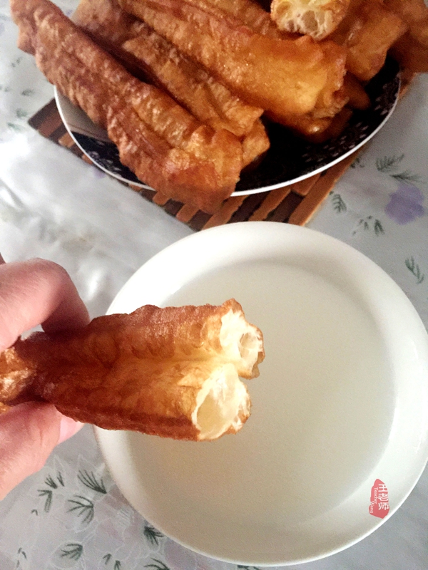 怎样炸出来的油条又软又好吃,奶香油条香酥蓬松的做法非油炸