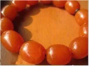 蜜蜡上的小坑坑是什么,蜜蜡很深的坑雕刻什么