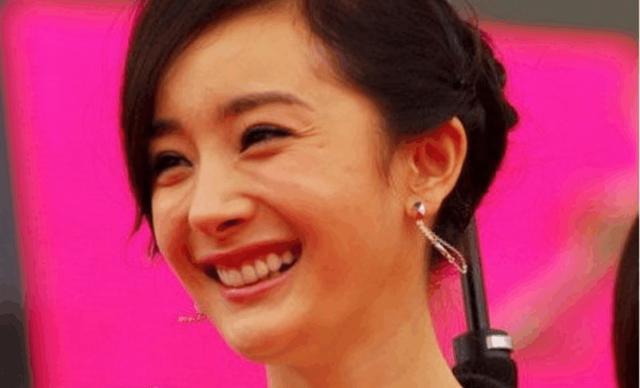 明星们牙花子笑飞的瞬间，杨幂是“豁牙老太”，吴亦凡成“村傻”