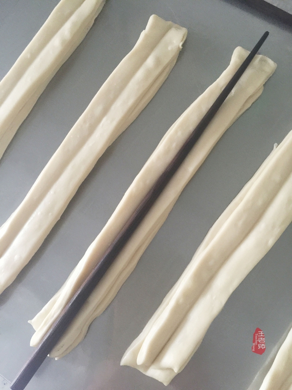 怎么炸牛奶油条又软又好吃,奶香小油条怎么炸出来又软又蓬松