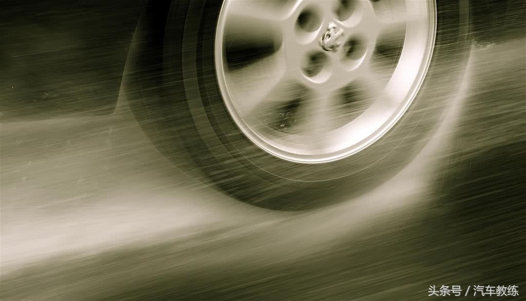 ct5雨天会打滑么,雨天行车打滑的原因