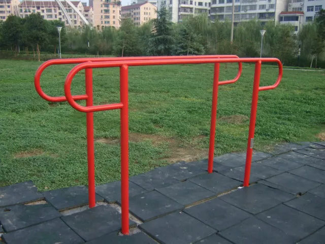 小区健身器撞腿,小区的健身器材把孩子头摔爆