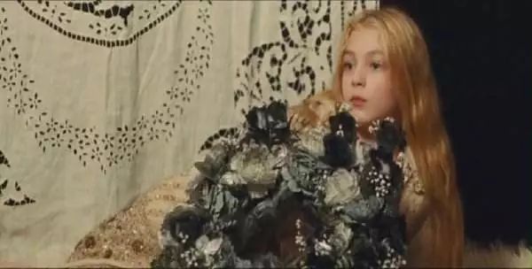 她11岁登上杂志封面，12岁拍摄色情电影，却跟母亲打了20年官司