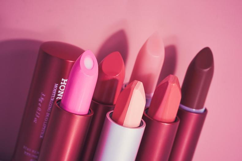 素颜涂什么颜色的口红自然又显白,想要显白涂什么口红