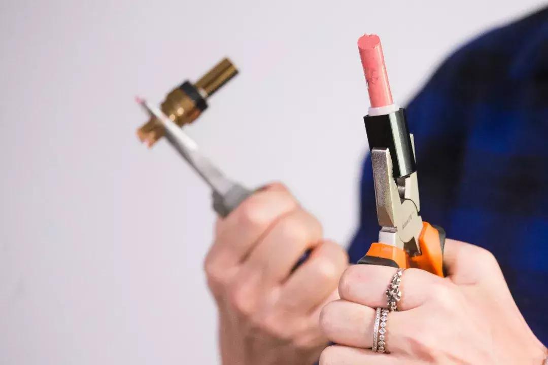 为什么女人这么爱口红？*力暴**拆了12支大牌口红，结果惊人地发现……