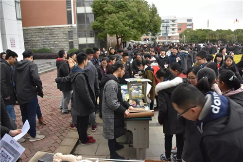 学雷锋爱心义卖活动小学生日记,小学生开展学雷锋献爱心义卖捐款