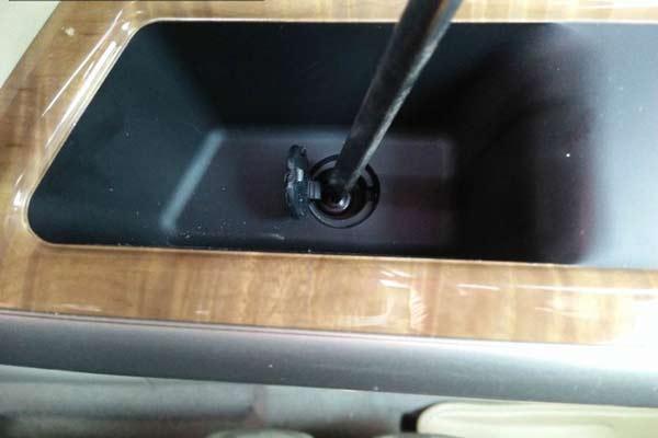 别克凯越加装车窗亮片,2015款别克凯越加装倒车雷达