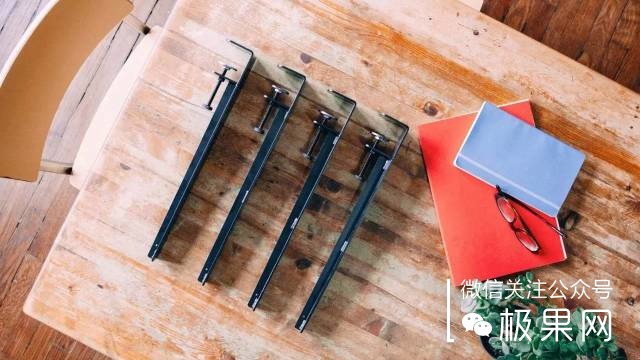 流浪汉用垃圾桶造房子,流浪汉自己用木头建了个房子