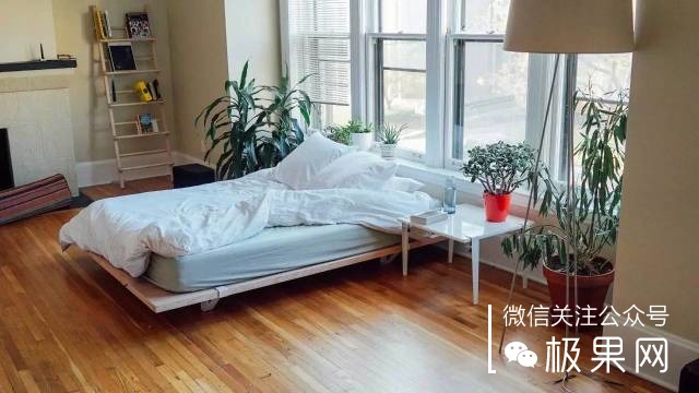 流浪汉用垃圾桶造房子,流浪汉自己用木头建了个房子