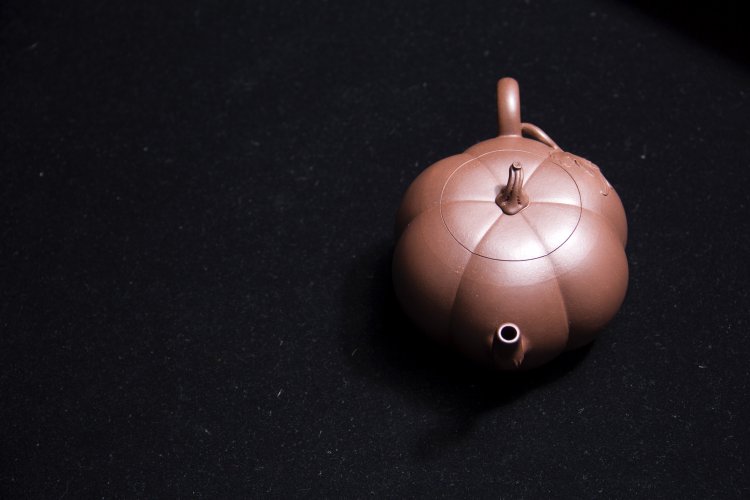 为啥紫砂壶是黄色的,为什么紫砂壶有绿色的呀