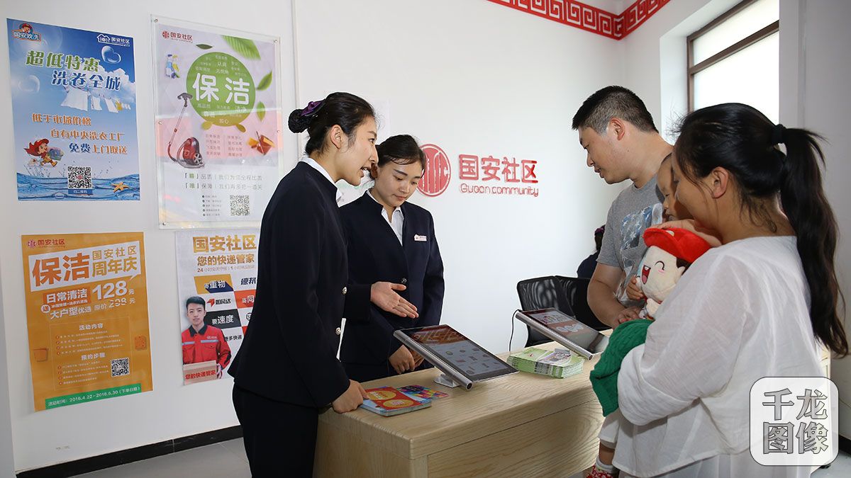 西长安街百姓家门口菜市场内享受“一站式”生活服务