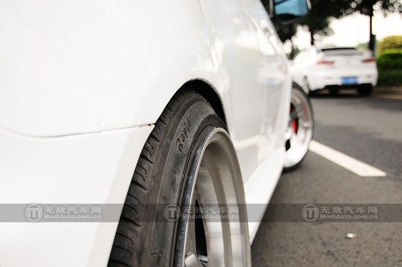 穿梭于繁华都市演绎着专属的姿态翼神