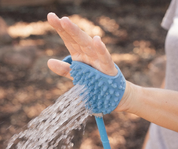 给狗狗洗澡用的淋浴,一次性手套戴上就可以给狗狗洗澡