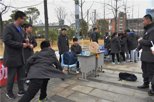 学雷锋爱心义卖活动小学生日记,小学生开展学雷锋献爱心义卖捐款