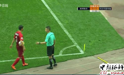 中国足球的悲哀：中超角旗杆坏掉竟中断比赛达5分钟！
