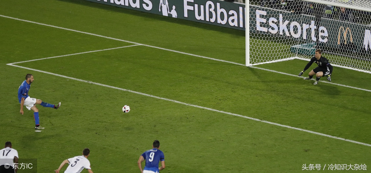 球场上相互鼓励,球场上球迷团结瞬间