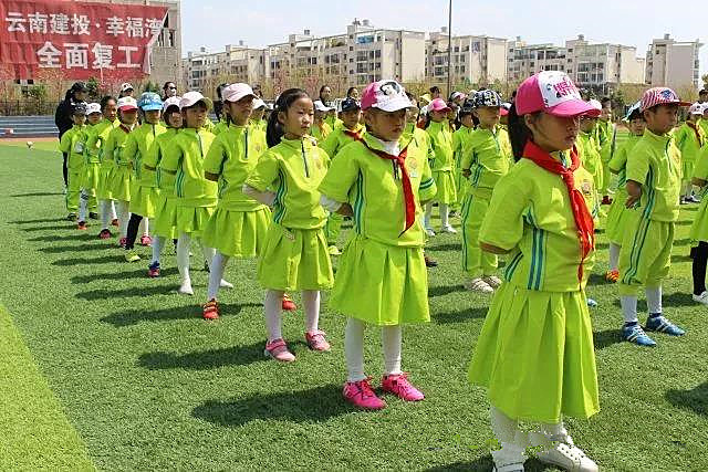 快看呀，昆一中度假区金岸附小“首届校园足球文化节”开幕啦！