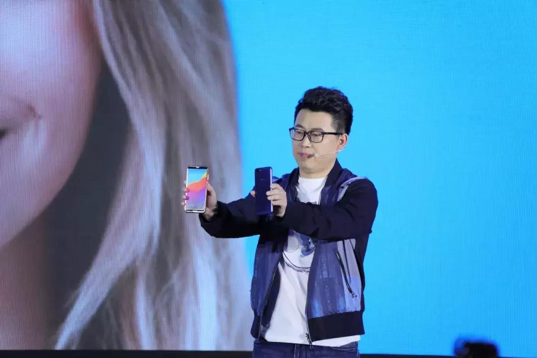 899元起，荣耀畅玩7C北京发布！千元机也有人脸识别、双摄美拍！